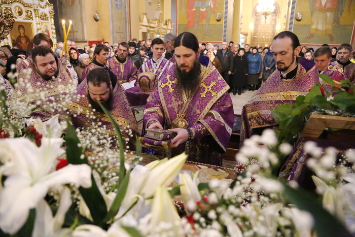 Епископ Нестор совершил утреню Великой Субботы с чином погребения Плащаницы в Вознесенском кафедральном соборе Кузнецка