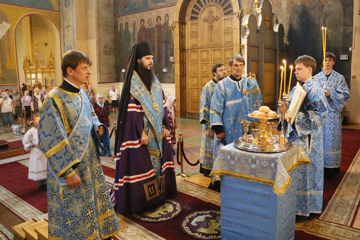 Всенощное бдение в Вознесенском кафедральном соборе Кузнецка, в канун праздника Казанской иконы Божией Матери