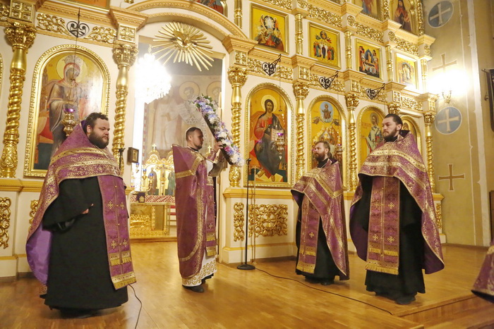 Всенощное бдение в Вознесенском кафедральном соборе Кузнецка в канун Крестопоклонной Недели