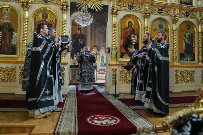 В среду первой седмицы Великого поста епископ Назарий совершил литургию в Вознесенском кафедральном соборе г.Кузнецка