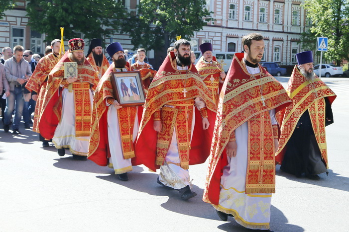 В День славянской письменности и культуры в Кузнецке состоялся Крестный ход