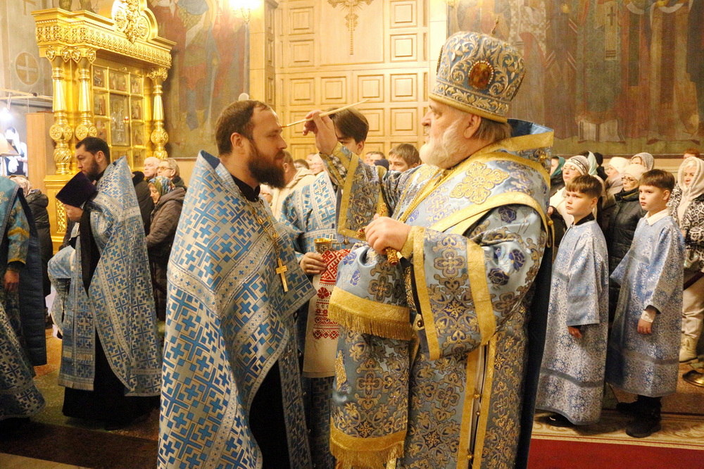 Правящий архиерей совершил всенощное бдение в канун праздника Сретения Господня