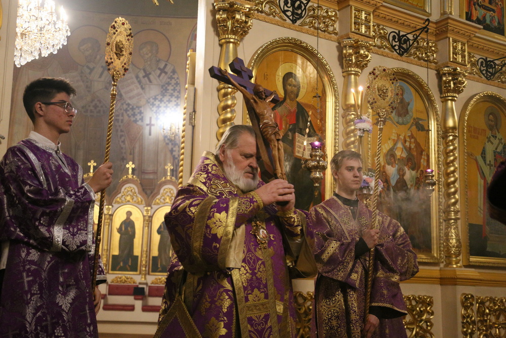 Праздничное Всенощное бдение в Крестопоклонную неделю